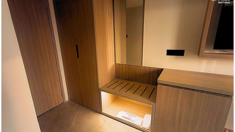 image of the wardrobe and a wooden rack in one of the rooms at biznotel by pride, motera